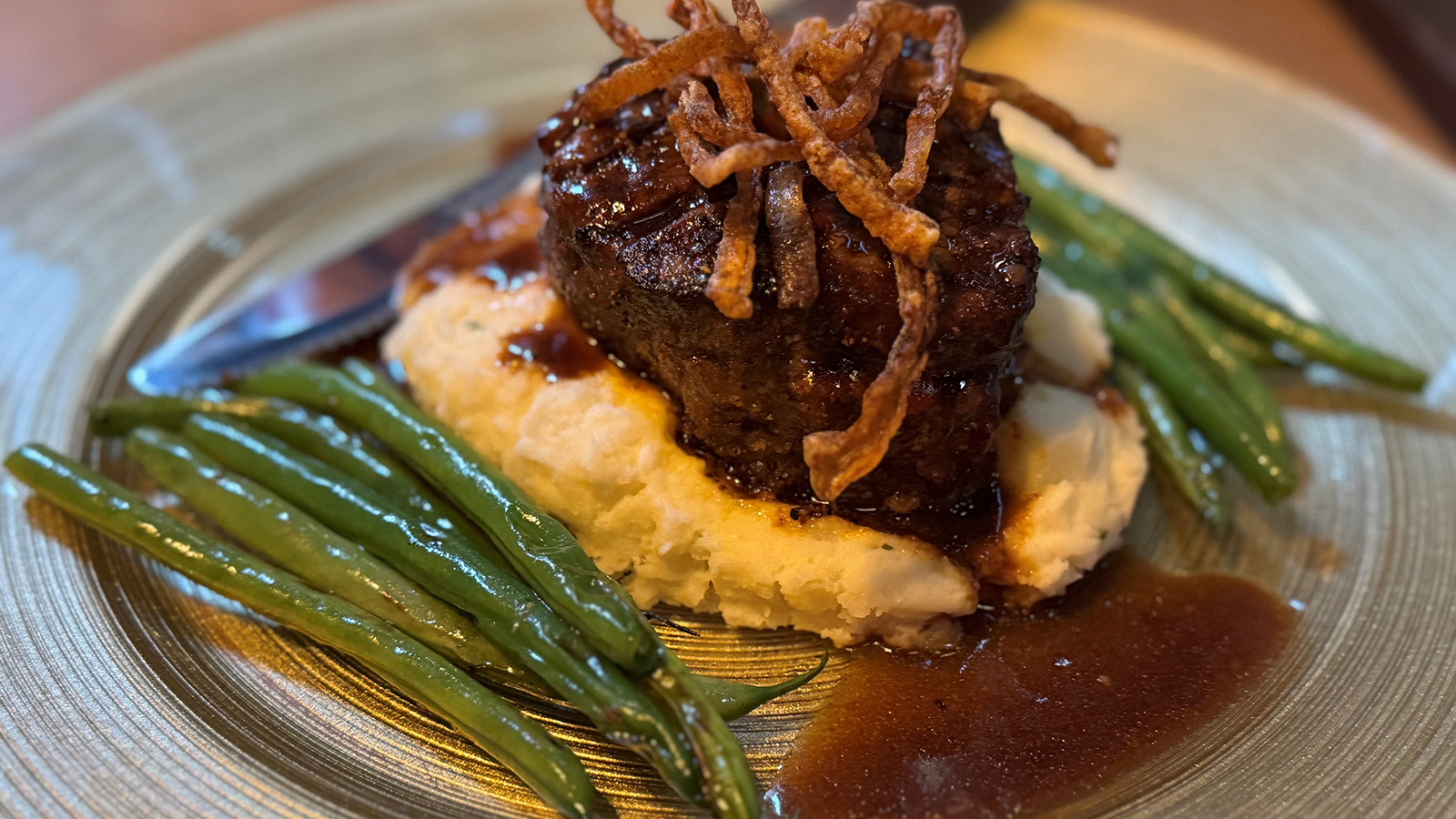 Filet with roasted garlic potatoes and green beens - 