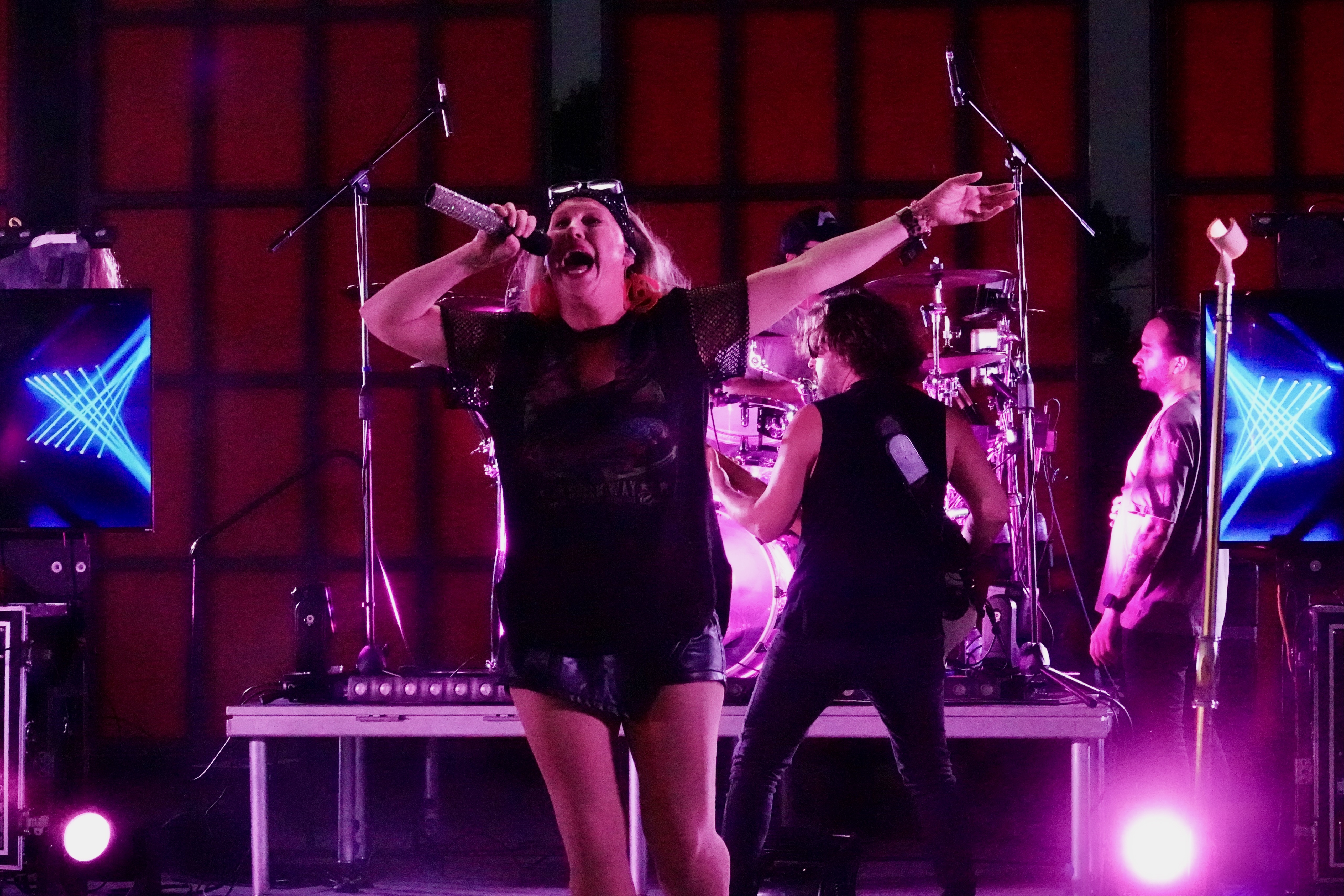 HELLO WEEKEND - SUMMER DANCE PARTY