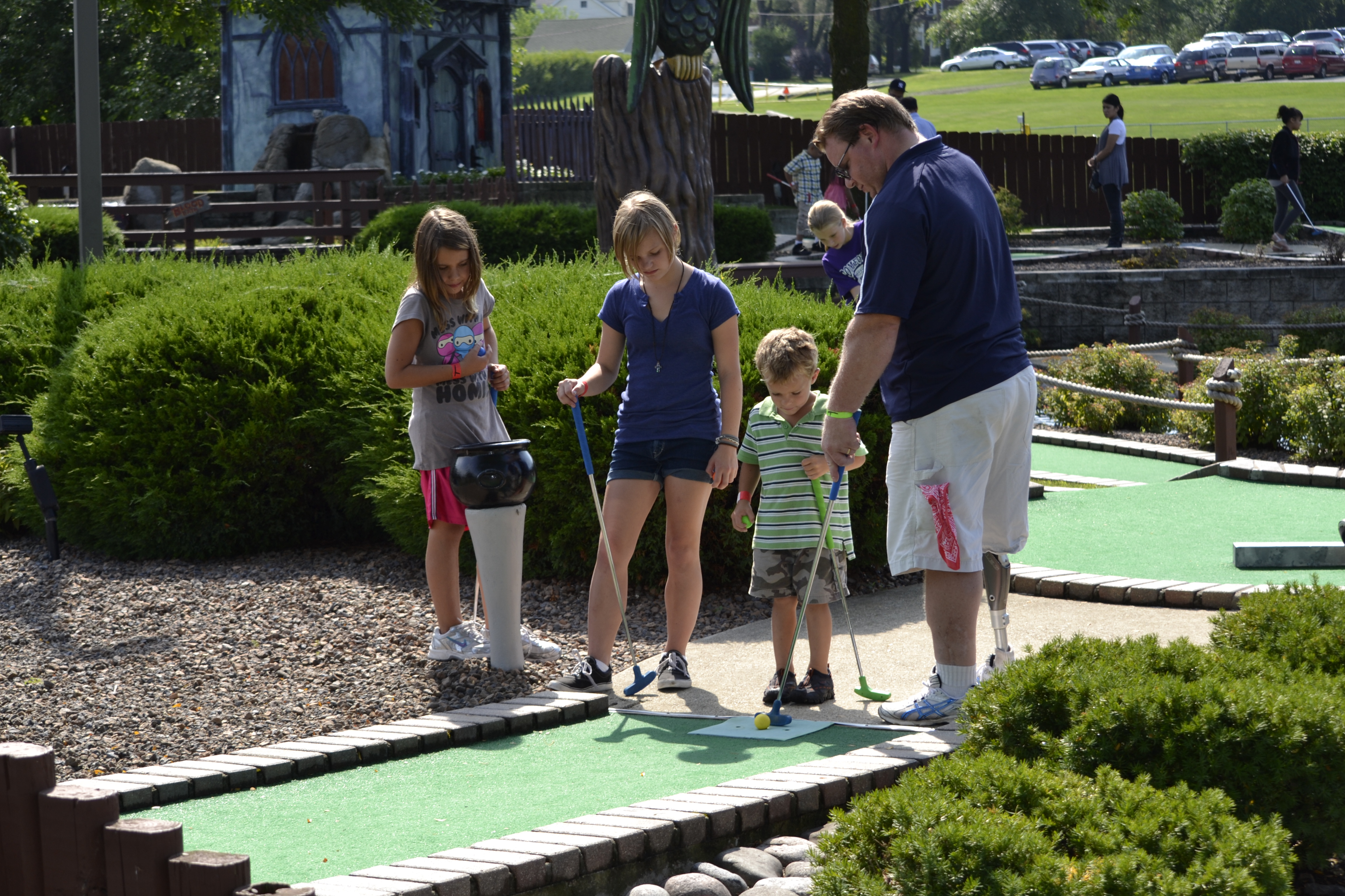 DADS PLAY GOLF FREE AT HAUNTED TRAILS JOLIET