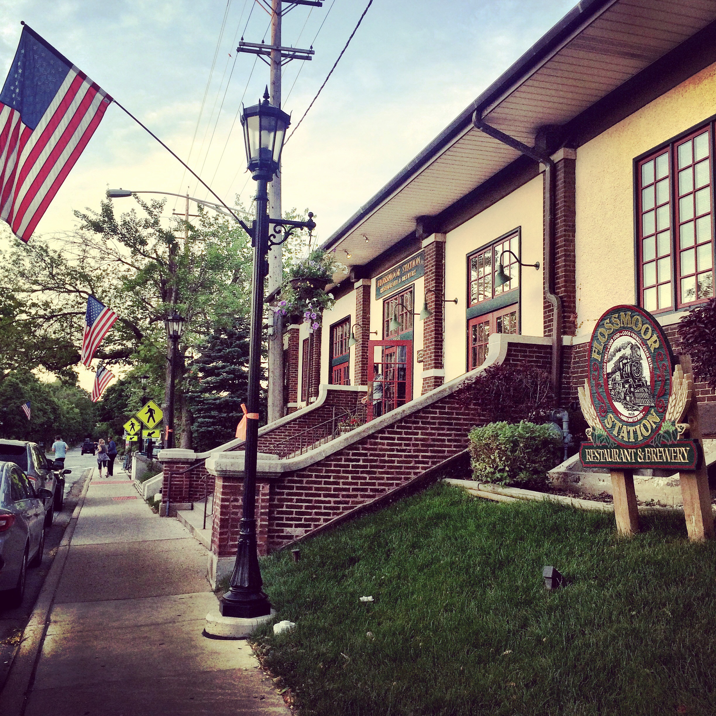 FLOSSMOOR STATION RESTAURANT & BREWERY CELEBRATES 30 YEARS OF BUSINESS!