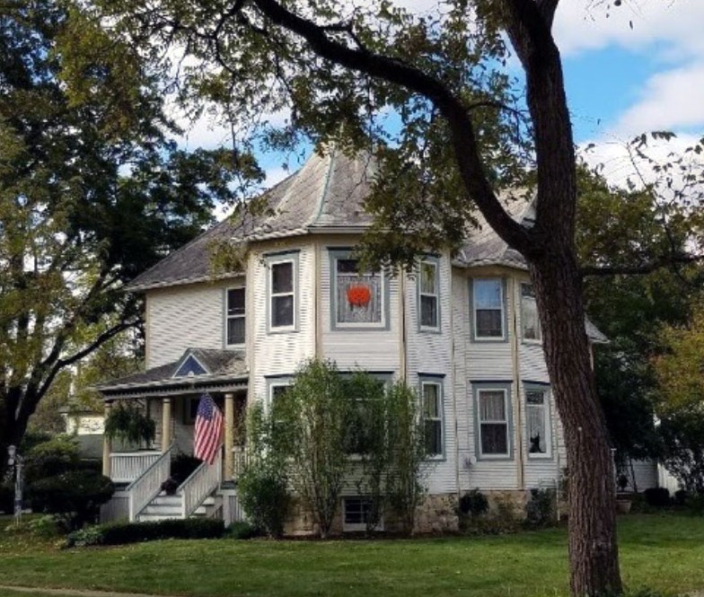 HISTORIC BUILDINGS WALKING TOUR