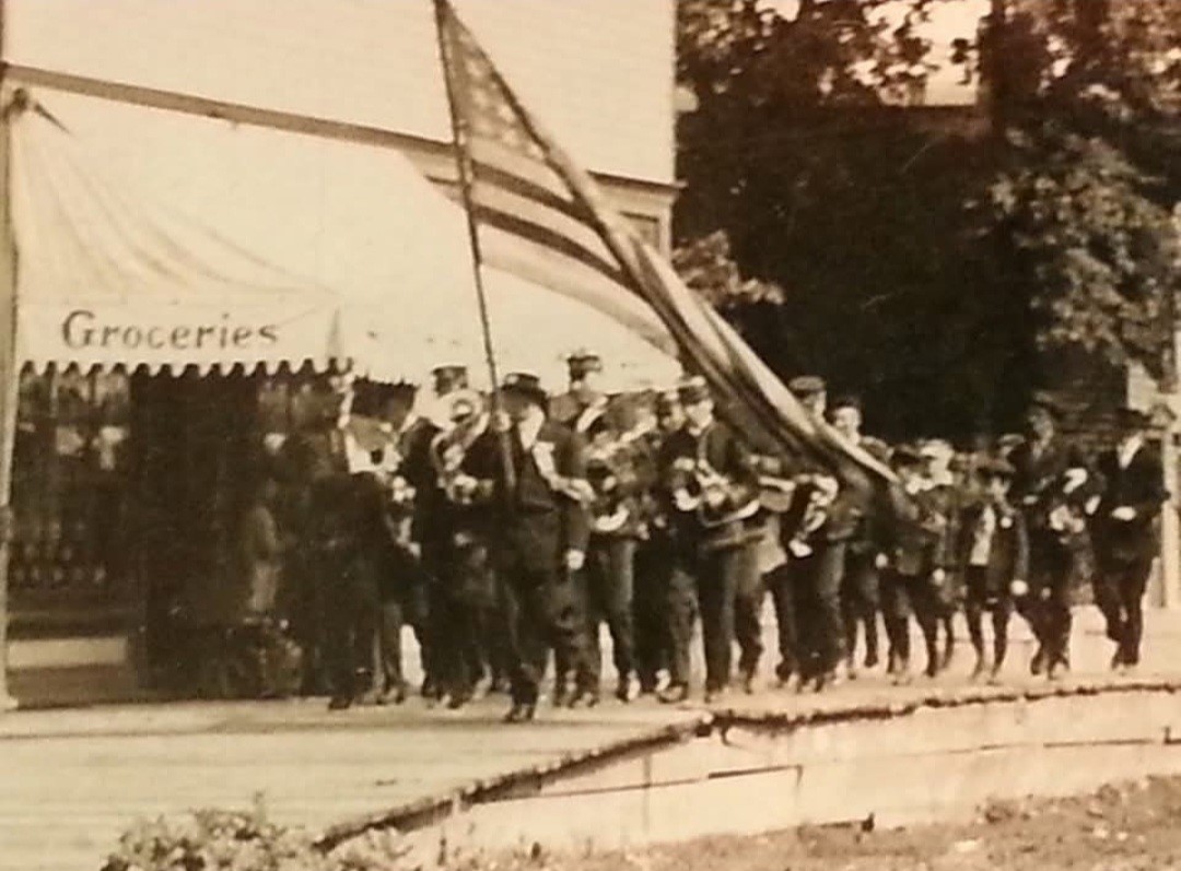 photo of a parade in south holland back 